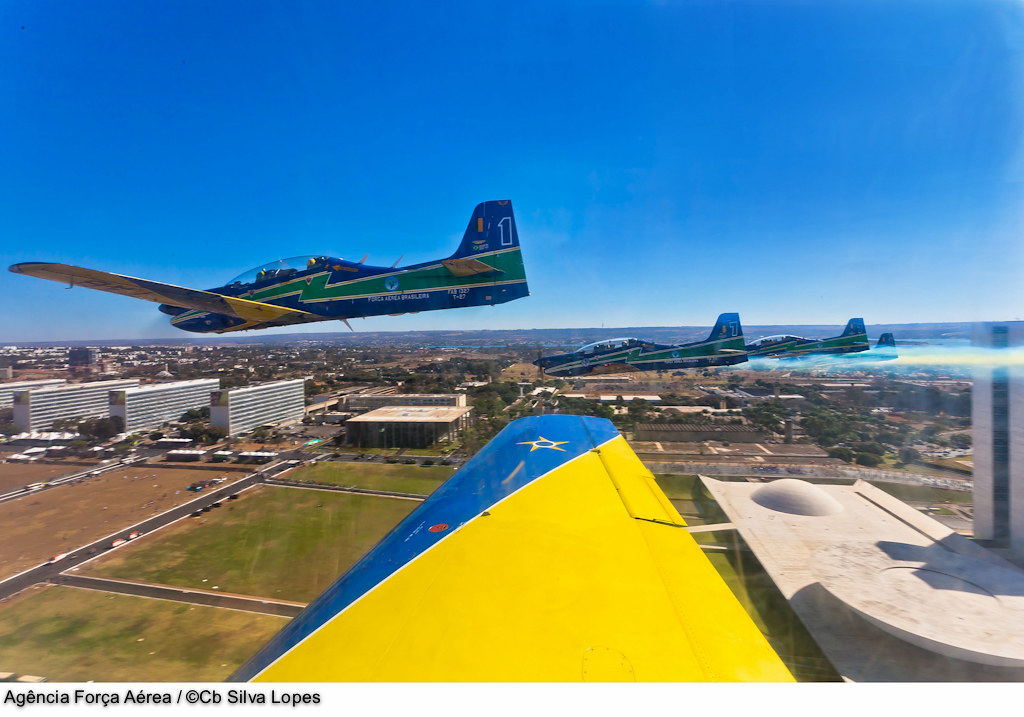 Sobrevoo da Esquadrilha da Fumaça em Brasília durante desfile militar
Foto: Cb Silva Lopes / Força Aérea Brasileira