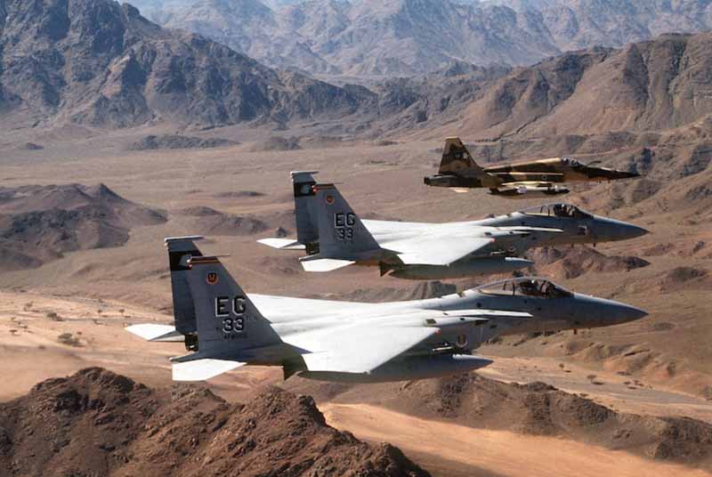 Caças F-15 da USAF voam ao lado de um F-5 da Força Aérea da Arábia Saudita
Foto: USAF