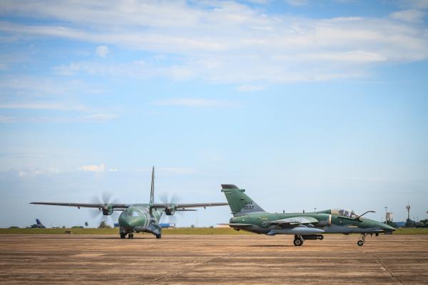 A complexidade das missões leva ao envolvimento de meios completamente diferentes, como um caça A-1 e um avião de transporte C-105
Foto: Força Aérea Brasileira