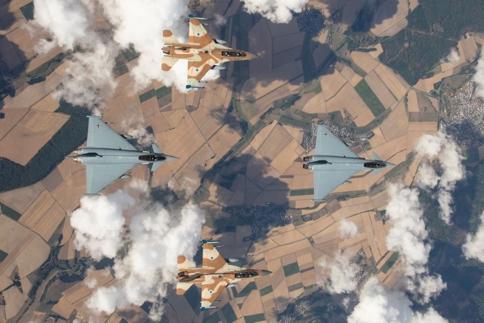 Caças F-16 israelenses e Eurofighter Typhoon alemães em treinamento conjunto. Foto: Amit Agronov, IAF