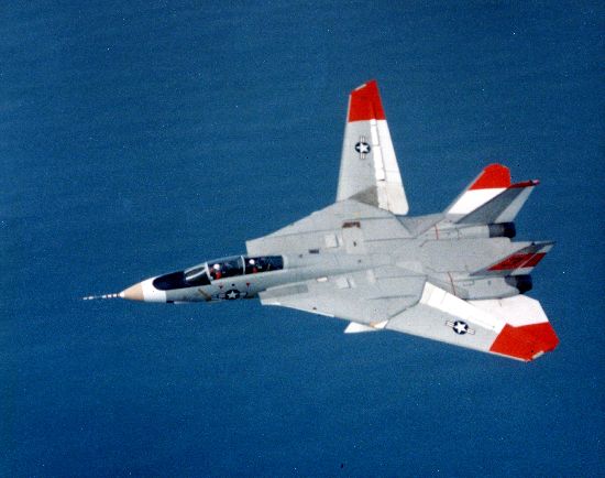F-14 durante testes do sistema de modificação de geometria das asas. Esta configuração não é usada em voo, sendo a simulação de uma eventual falha