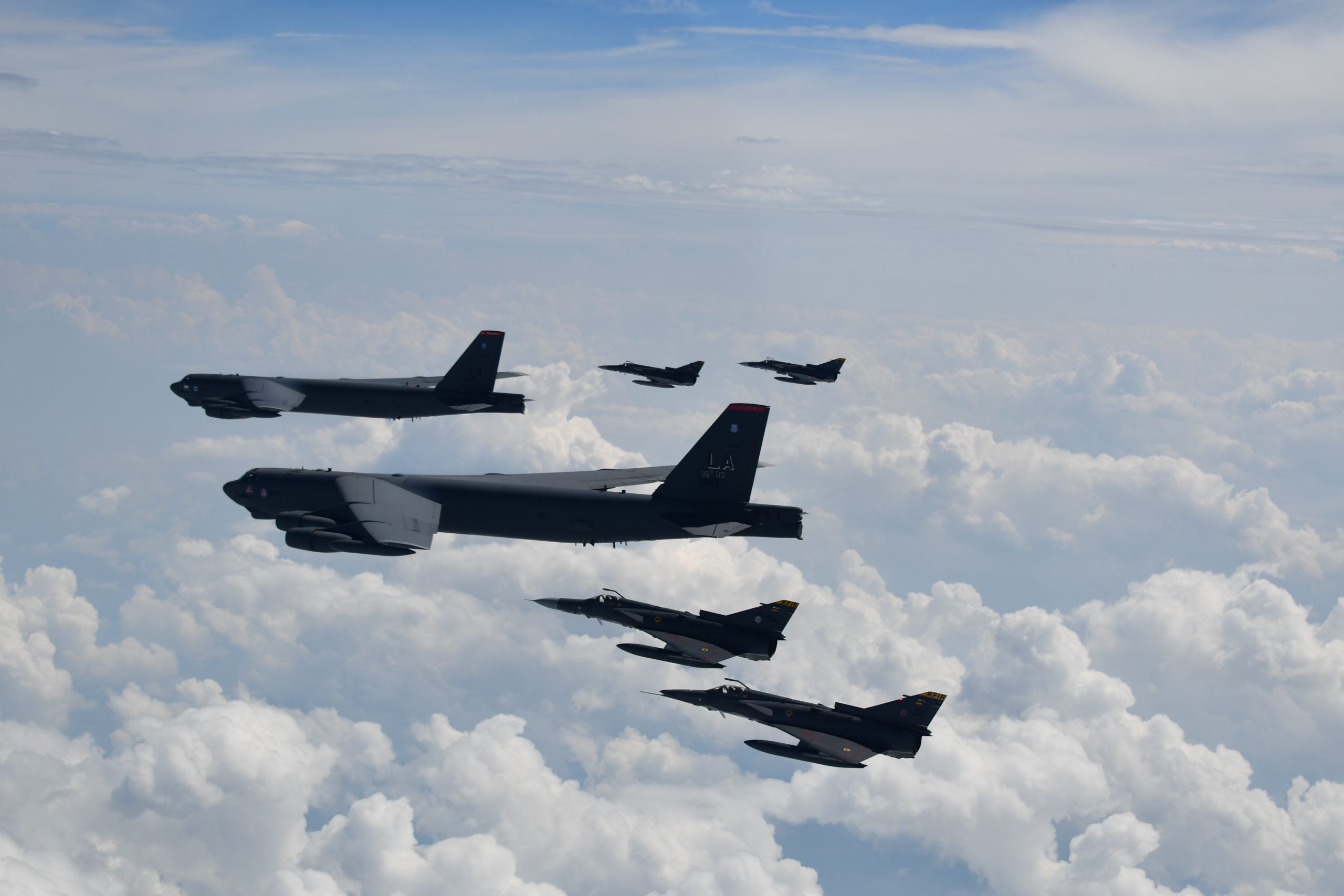Caças IAI Kfir e bombardeiros B-52H
Foto: Força Aérea da Colômbia