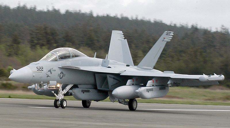 EA-18G Growler com três pods de guerra eletrônica
Foto: Bruce McVicar / US Navy