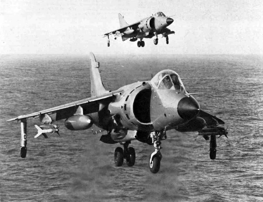 Caças Sea Harrier em operação na Guerra das Malvinas
Foto: UK MoD