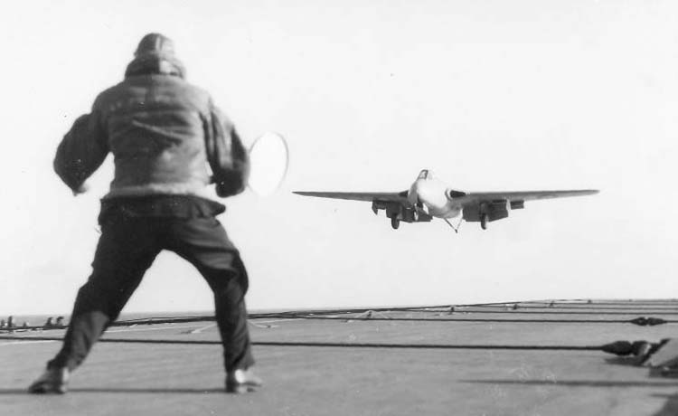 Vampire se aproxima para pouso no HMS Ocean
Foto: Royal Navy