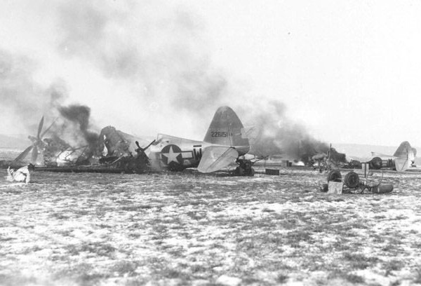 Caças P-47 destruídos no solo em Metz