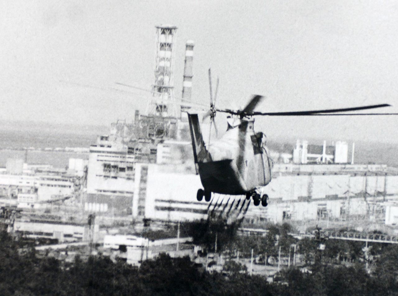 Helicóptero soviético se aproxima da usina de Chernobyl
Foto: USFCRFC/IAEA Imagebank