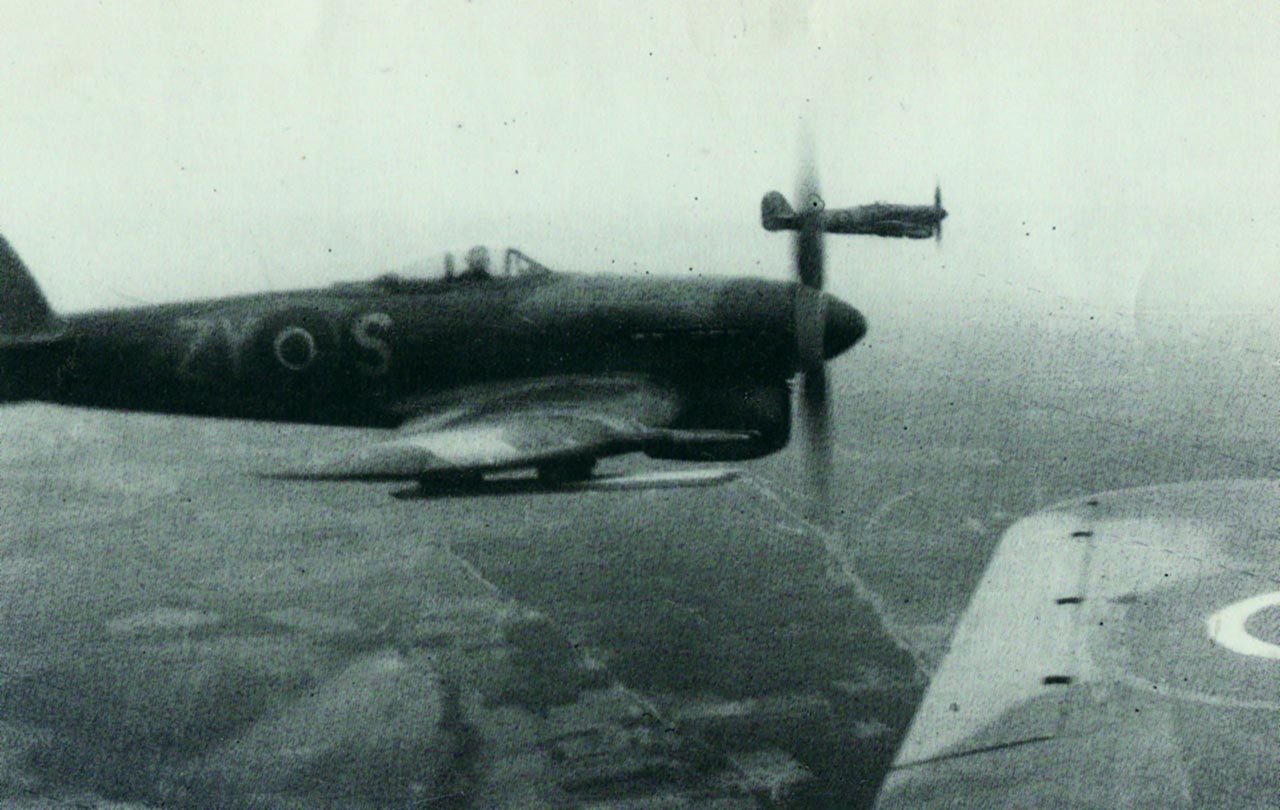 Rara foto em voo dos Typhoon do 247.Squadron, em plena missão de guerra
Foto: Via M.J. Cheyney