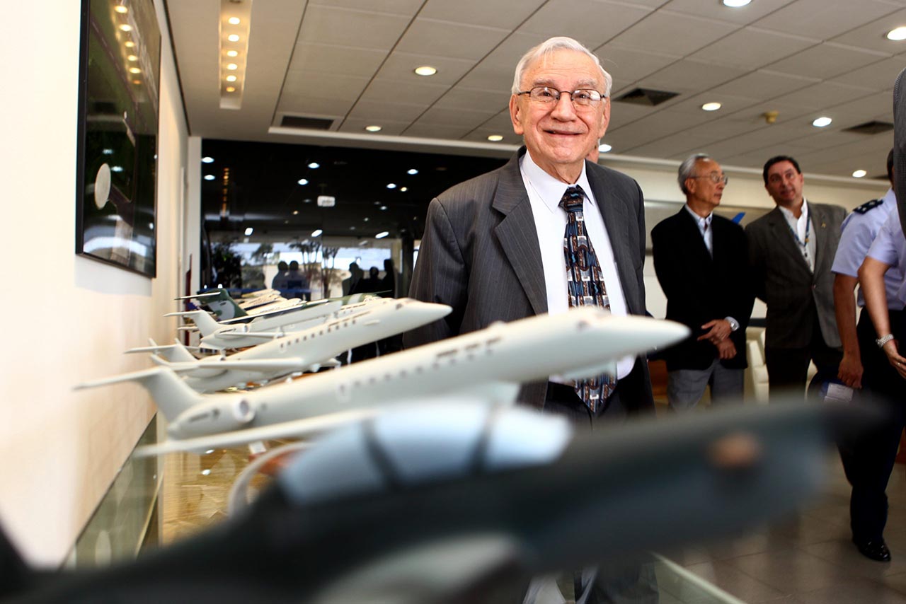 Ozires Silva é o primeiro brasileiro a receber  a medalha Guggenheim