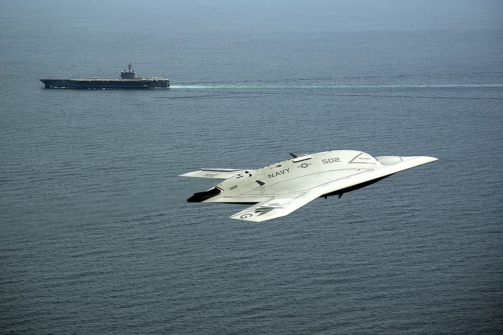 X-47B voa próximo ao porta-aviões USS George H.W. Bush
Foto:  Erik Hildebrandt / US Navy