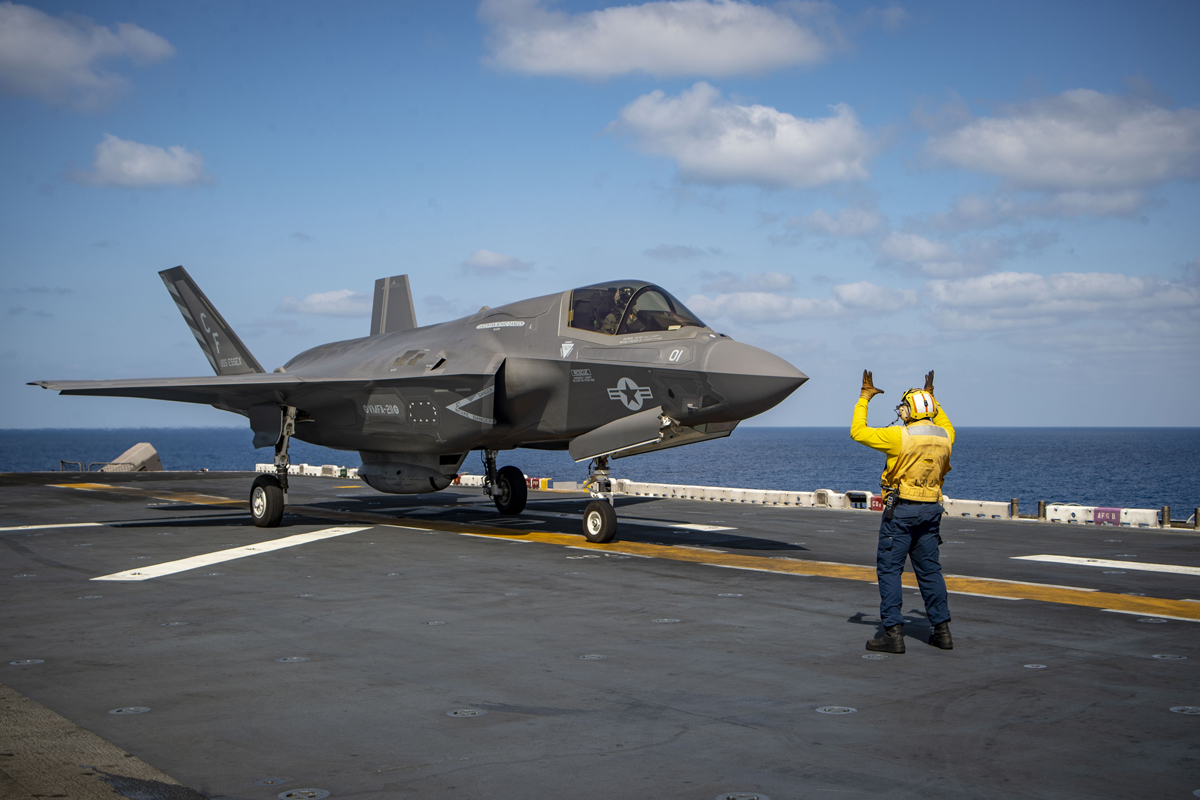 F-35B Lightning II opera no USS Essex (LHD 2) com seu canhão ventral. 
Foto: Matthew Freeman/ US Navy