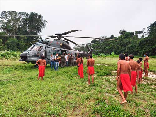 Helicóptero da Marinha viaja 2.994 km para distribuir vacinas em aldeias