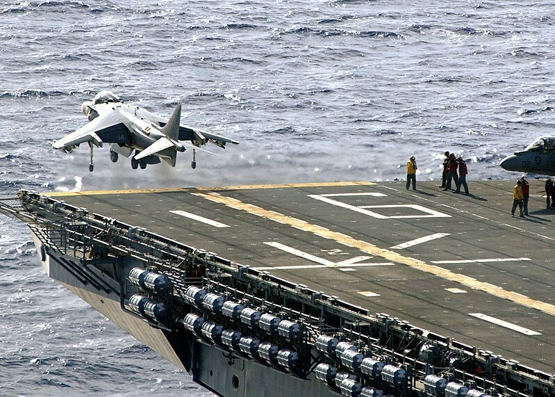 AV-8B decola do USS Bonhomme Richard em 2003, durante a Guerra do Iraque
Foto:  Jennifer Swader / US Navy