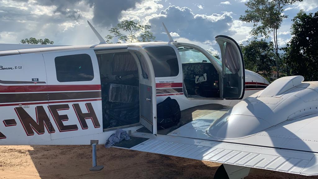 FAB intercepta e PF apreende avião com 578 kg de cocaína