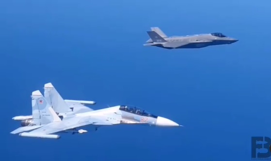 F-35 e Sukhoi se encontram pela primeira vez