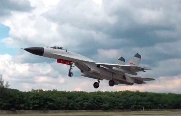 Flanker chinês com novo pod de guerra eletrônica