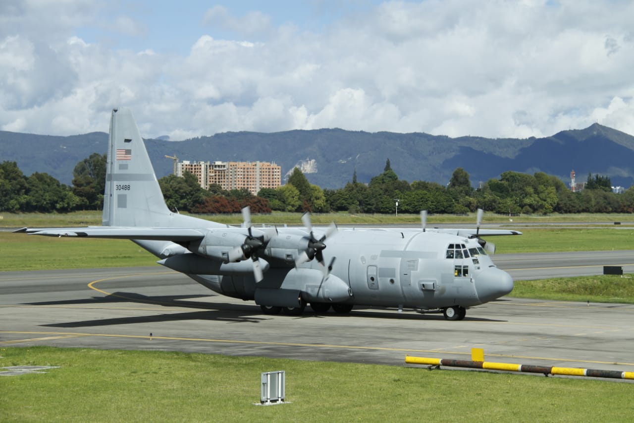 C-130 ainda com a bandeira dos EUA, mas já recebido pela Colômbia
Foto: Fuerza Aérea Colombiana