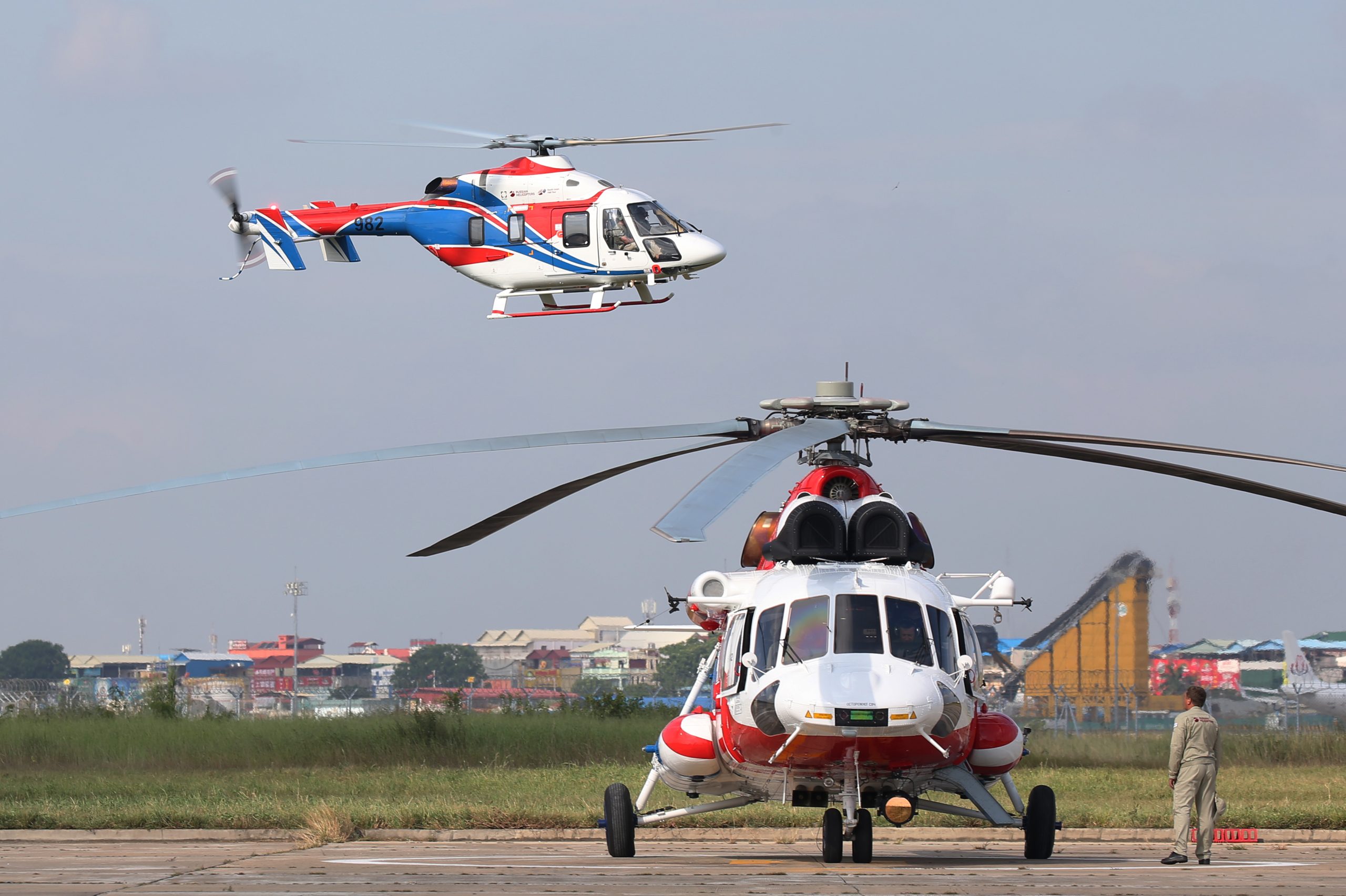 Ansat (em voo) e Mi-171A2
Foto: Russian Helicopters