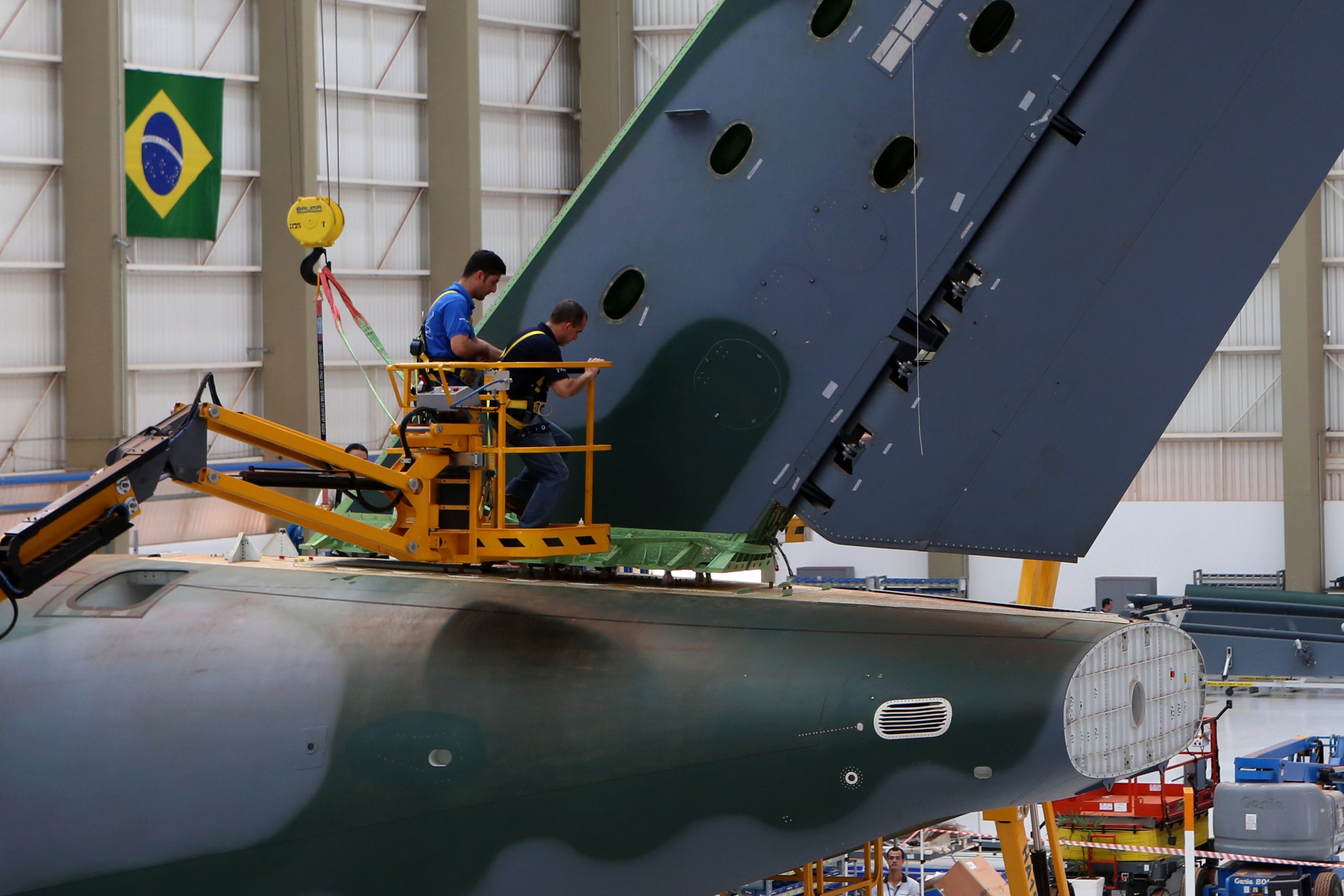 Embraer anuncia contratações e investimentos bilionários durante visita presidencial