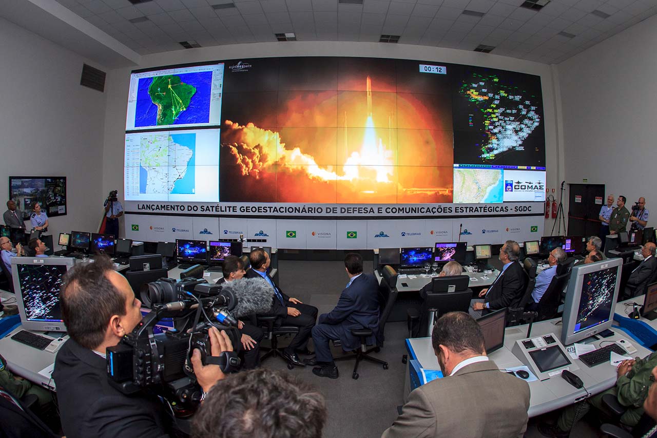 Imprensa e militares acompanham o lançamento do satélite SGDC a partir do Comando de Operações Aérea (COMAE), em 2017
Foto: André Feitosa / Força Aérea Brasileira