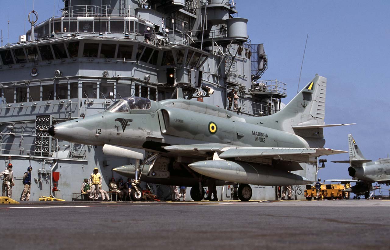 Um AF-1 da Marinha do Brasil em 2006, quando operou a bordo do porta-aviões A-12 São Paulo
Foto: Rob Schleiffert