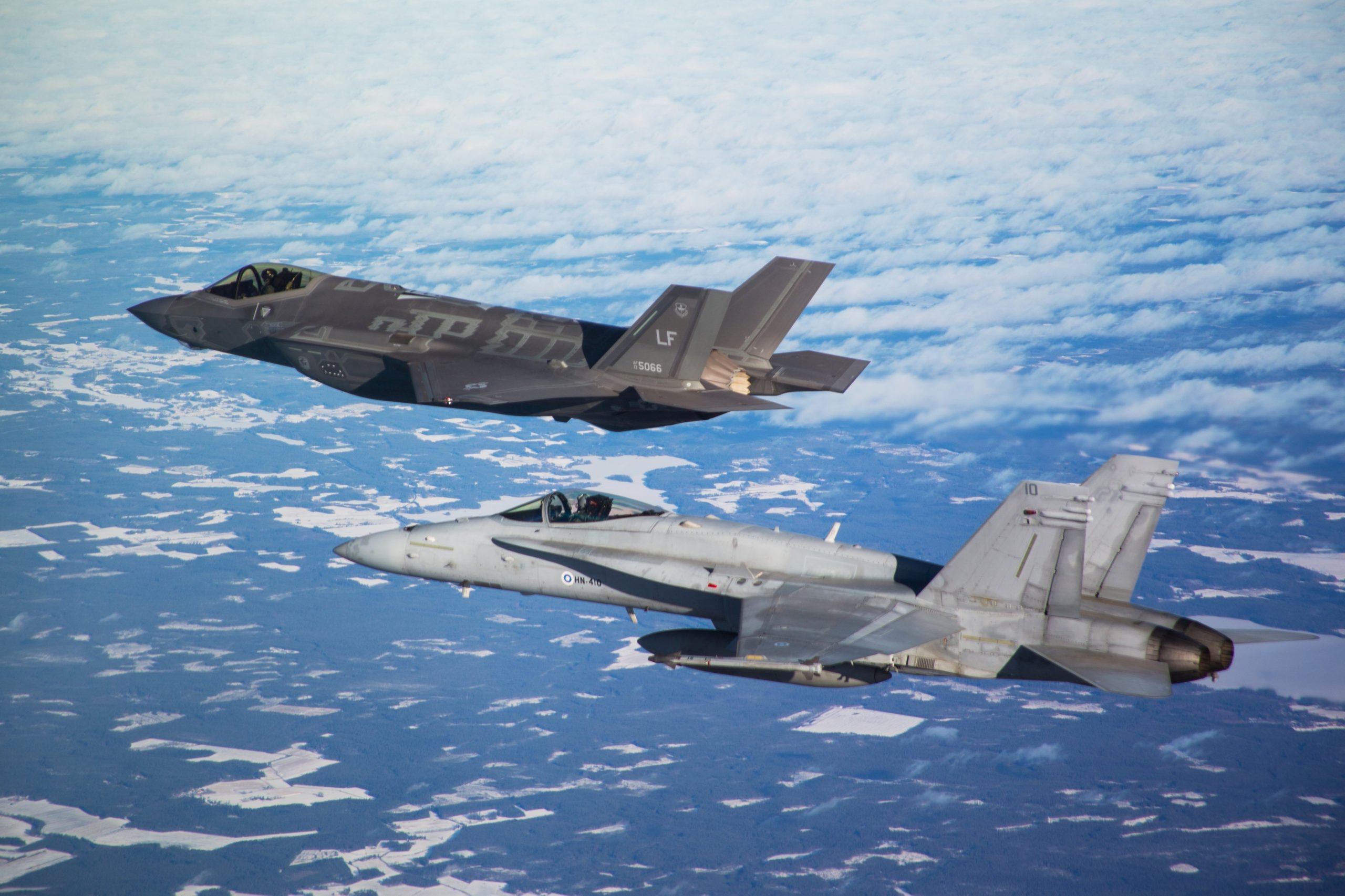 F-35 em voo com F-18 da Força Aérea da Finlândia durante testes do caça
Foto: Força Aérea da Finlândia