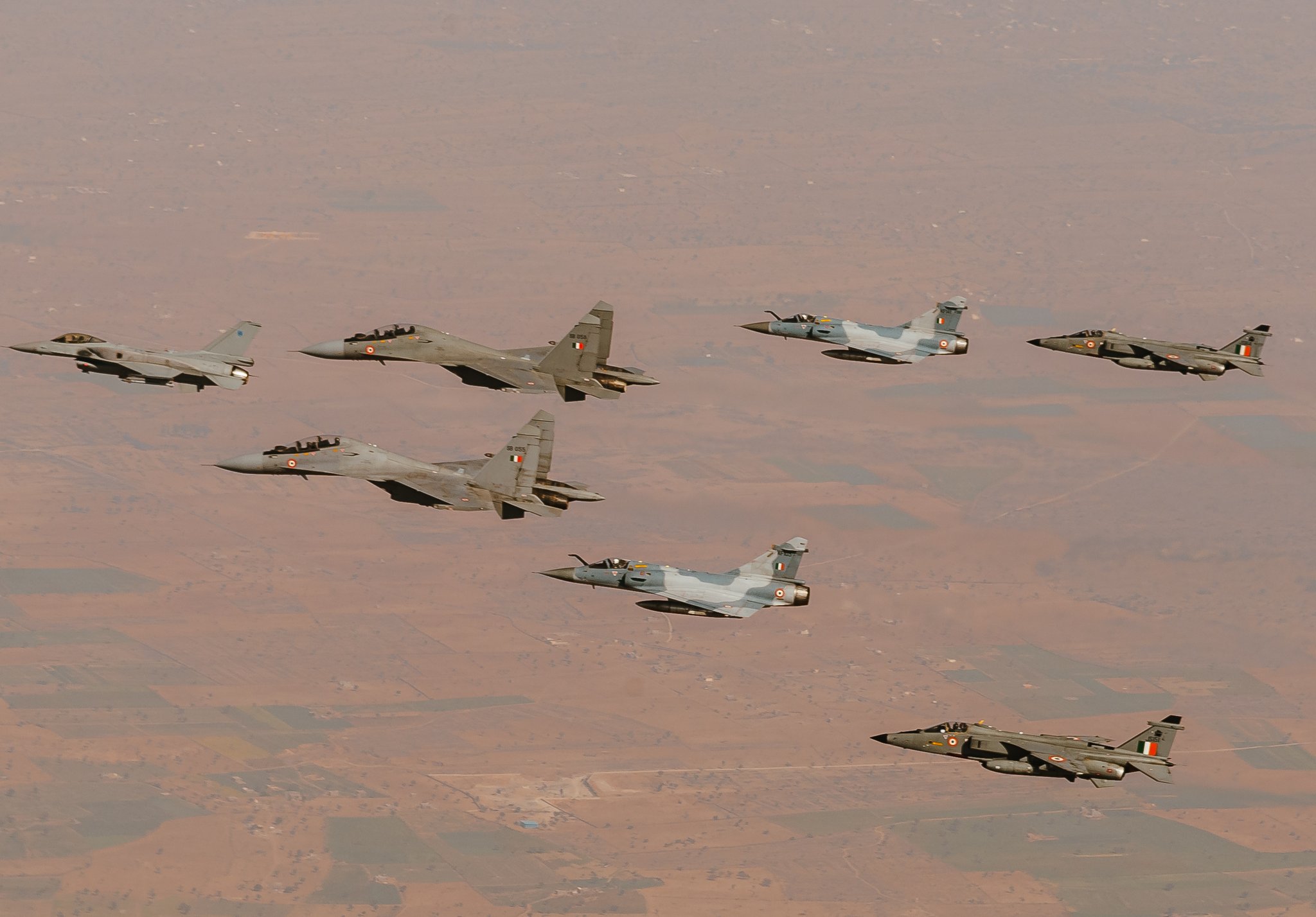F-16, Flanker, Mirage 2000 e Jaguar se exercitam em treinamento conjunto