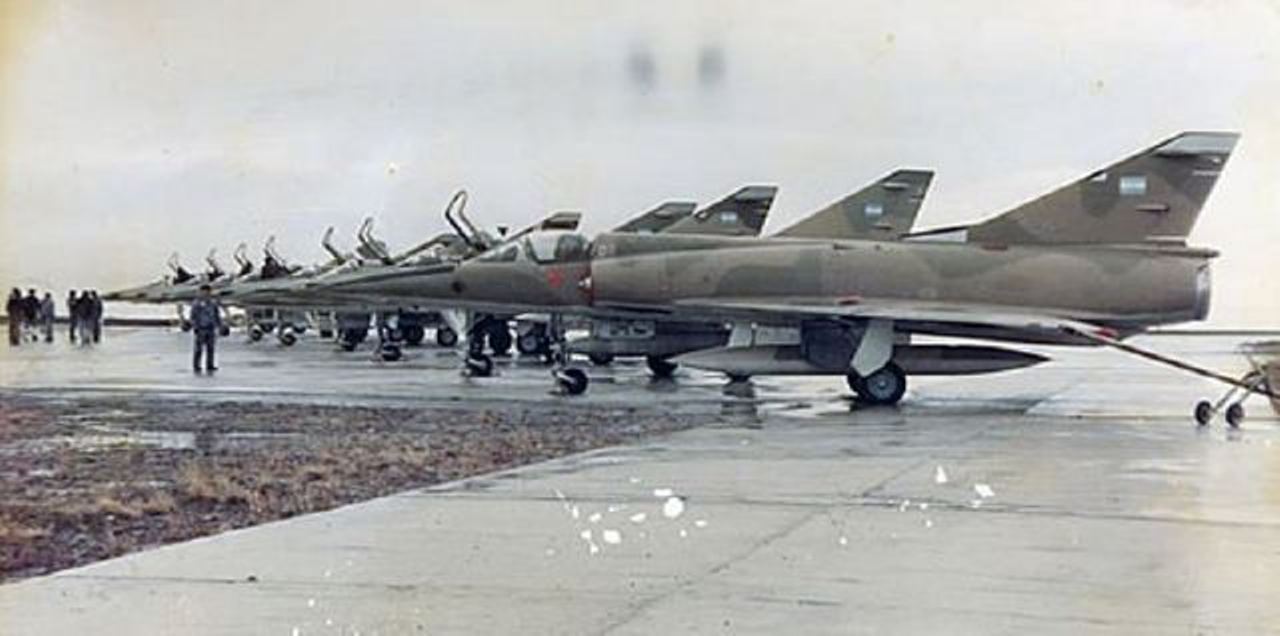 Caças Mirage V da Força Aérea da Argentina adquiridos do Peru. Foto: Fuerza Aérea Argentina
