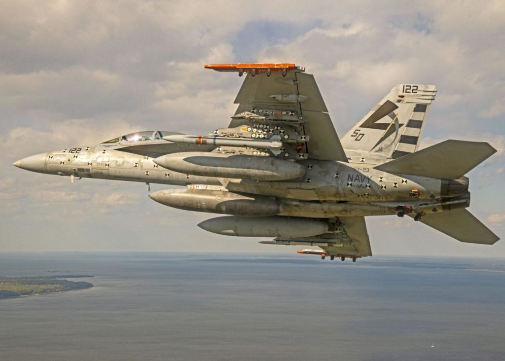 AARGM-ER em um F-18 - Foto US Navy