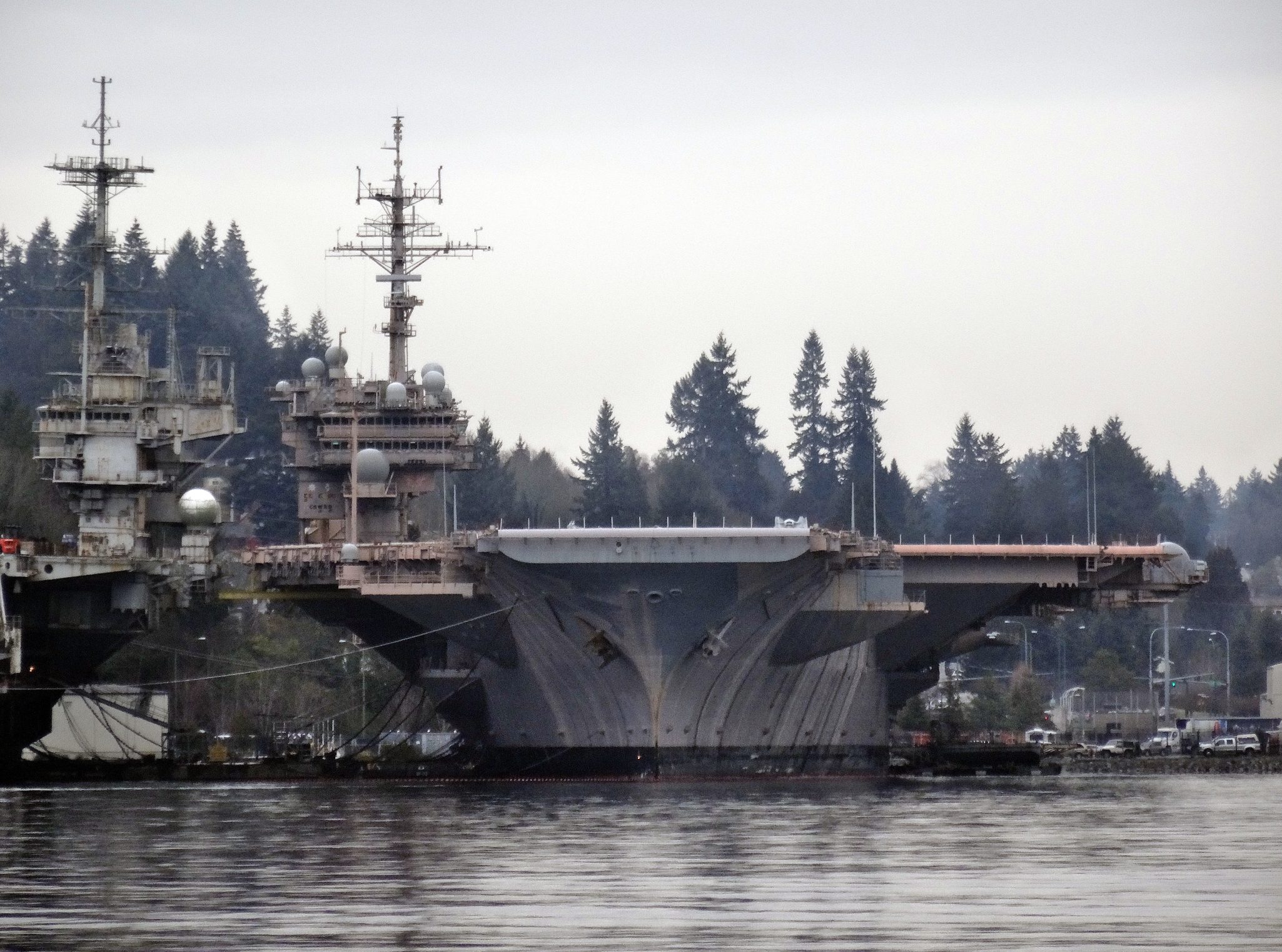 Kitty Hawk em 2017, já desativado, aguardando seu destino