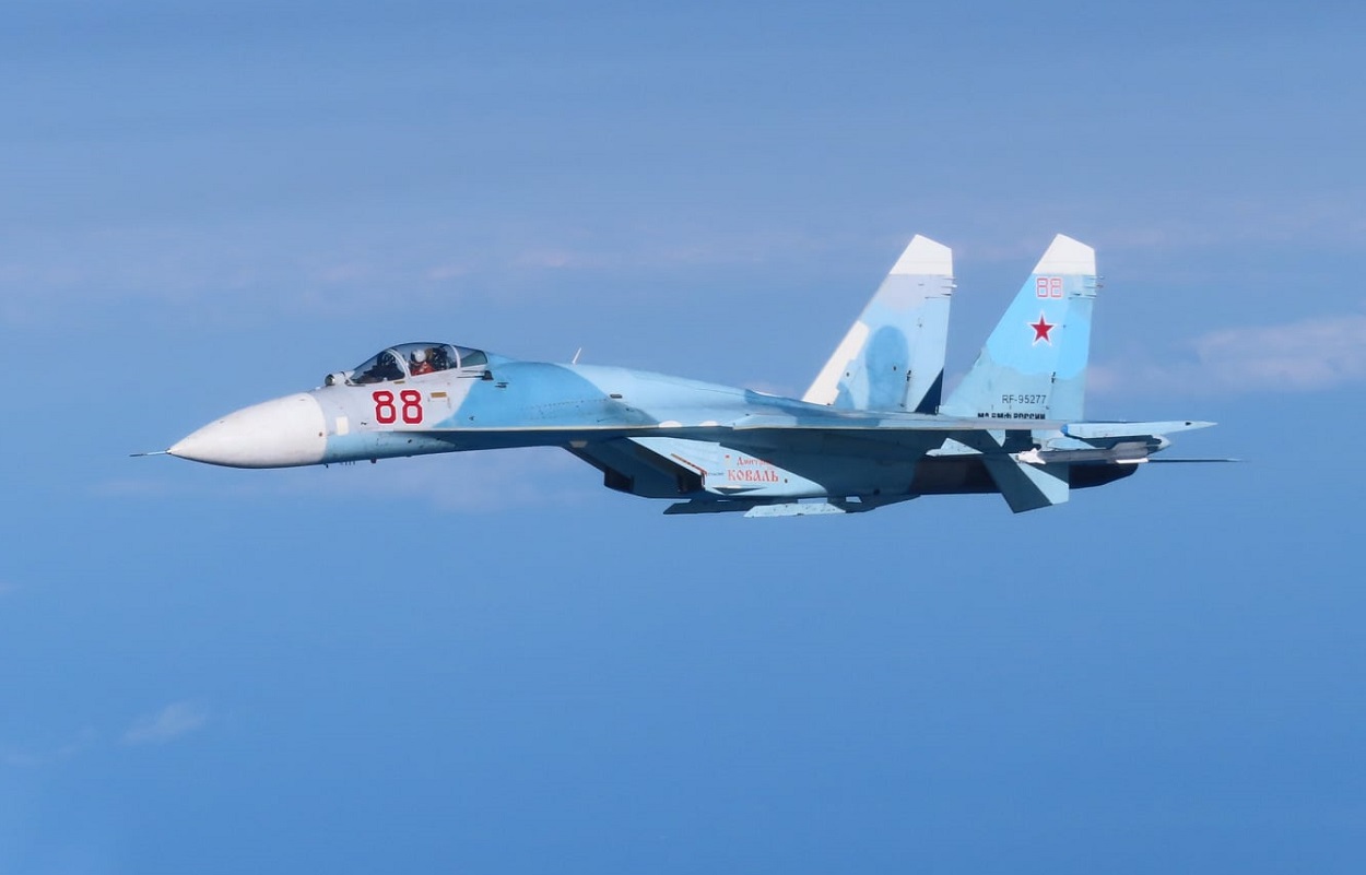 Caças Mirage 2000 franceses interceptam Flankers russos