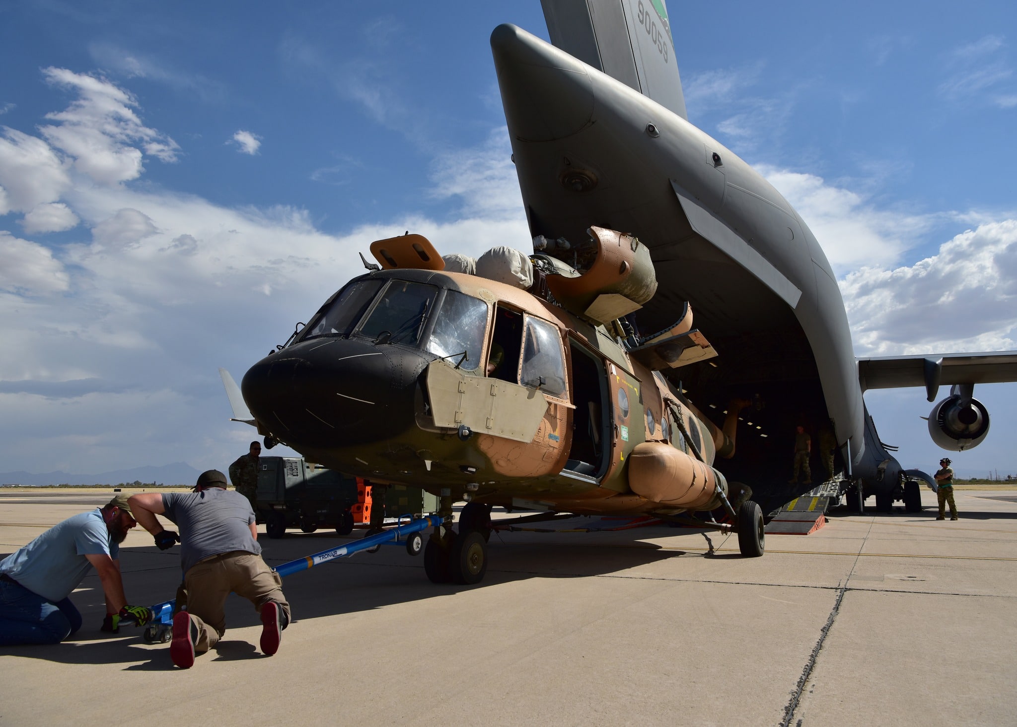 Helicópteros evacuados do Afeganistão vão equipar forças armadas da Ucrânia