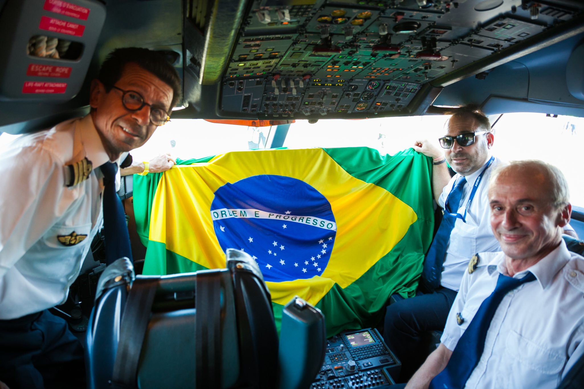 Tripulação do Airbus Beluga após o pouso inaugural no Brasil. Foto: Rodrigo Cozzato 
