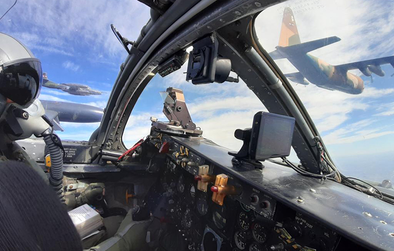 A-37B do Uruguai durante reabastecimento em voo