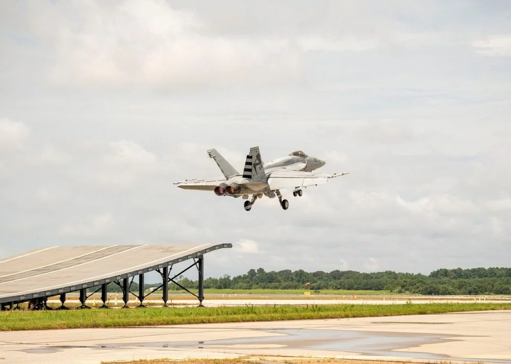 Super Hornet cumpre requisito para operar em porta-aviões sem catapulta