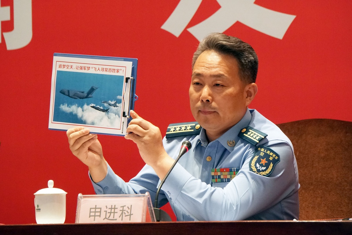 Coronel Shen Jinke apresenta o novo YY-20. Foto: Ma Liyuan