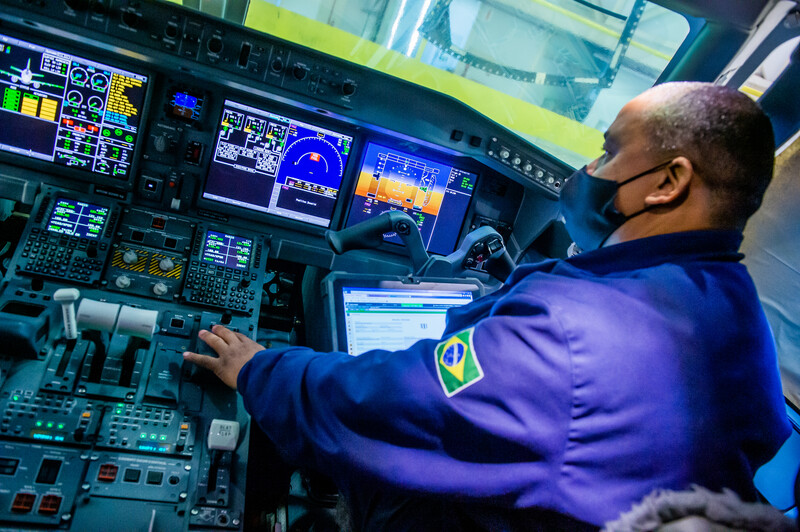 Embraer comemora 53 anos com novos negócios e cancelamentos da FAB