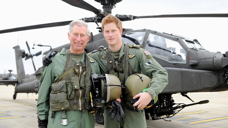 Rei Charles III e seu filho, Príncipe Harry, com um helicóptero Apache, em 2011. Foto: Richard Dawson