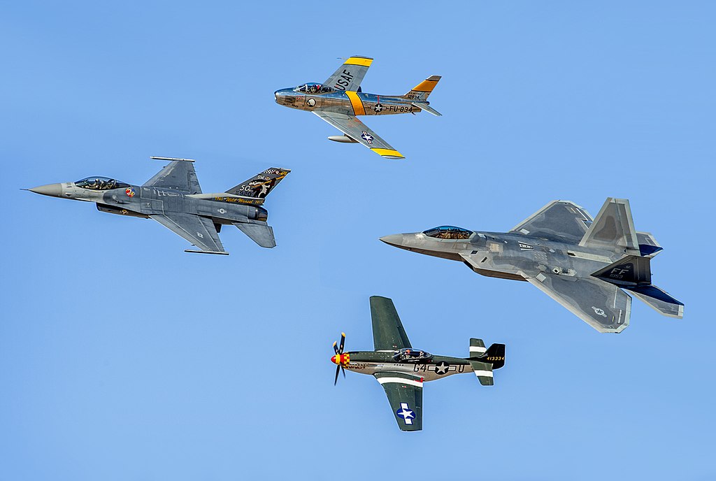 F-86, P-51, F-16 e F-22 no 