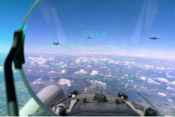 Na imagem de um Head Up Display de um Eurofighter Typhoon italiano é possível observar um voo realizado em parceria com os MiG-29 poloneses. Foto: Força Aérea da Itália