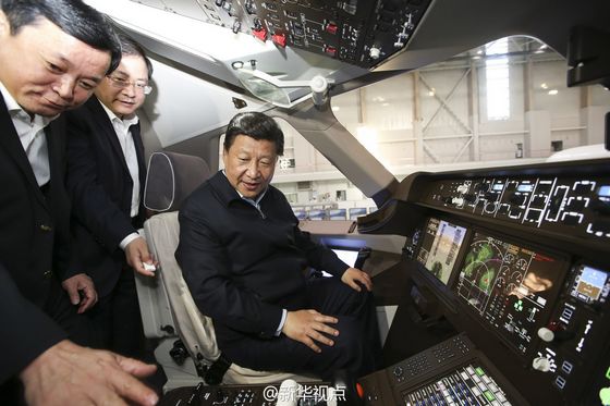 O líder chinês Xi Jinping na cabine de um C919