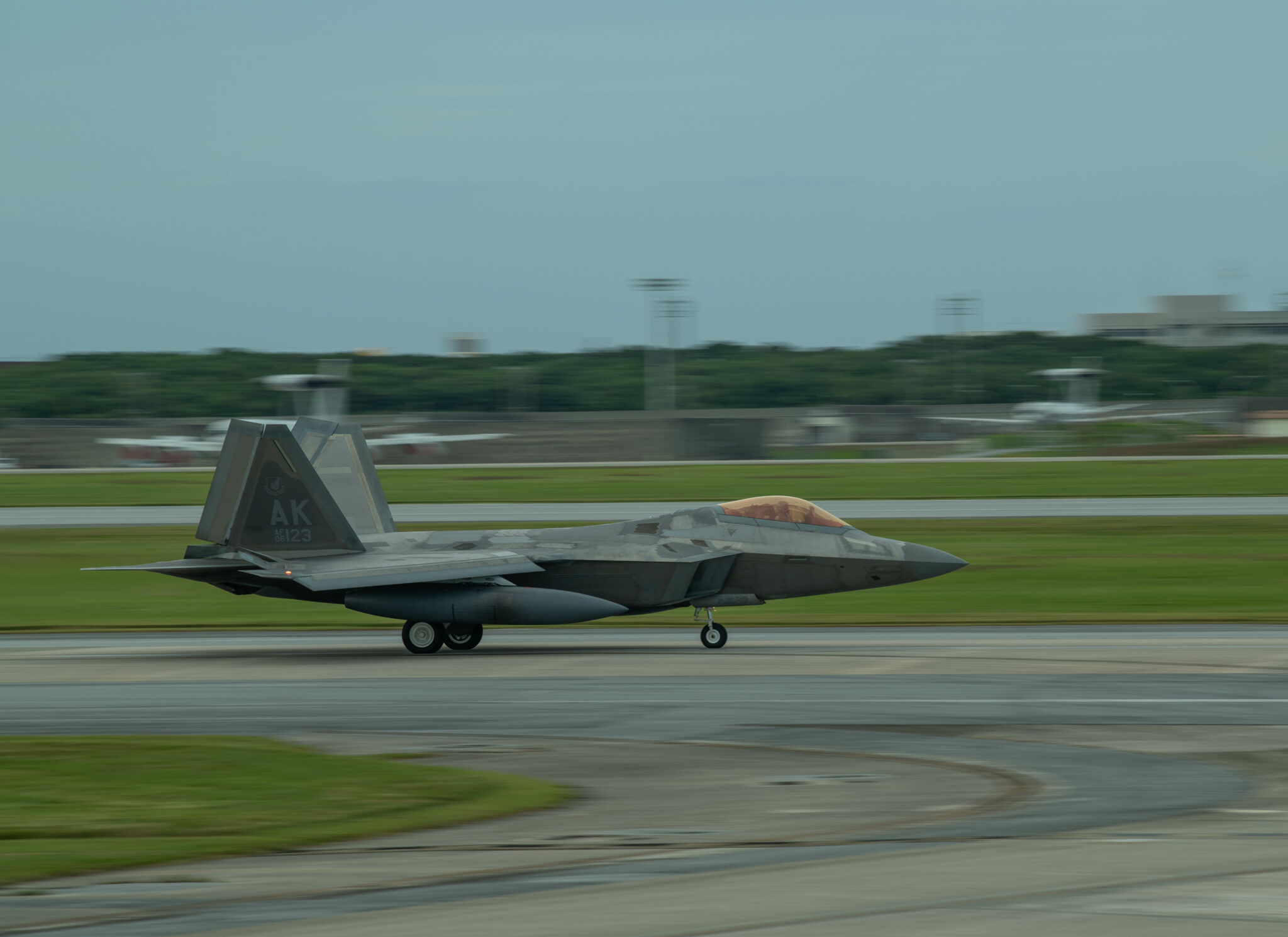 F-22 opera a partir de Okinawa. Foto: Alexis Redin - US Air Force