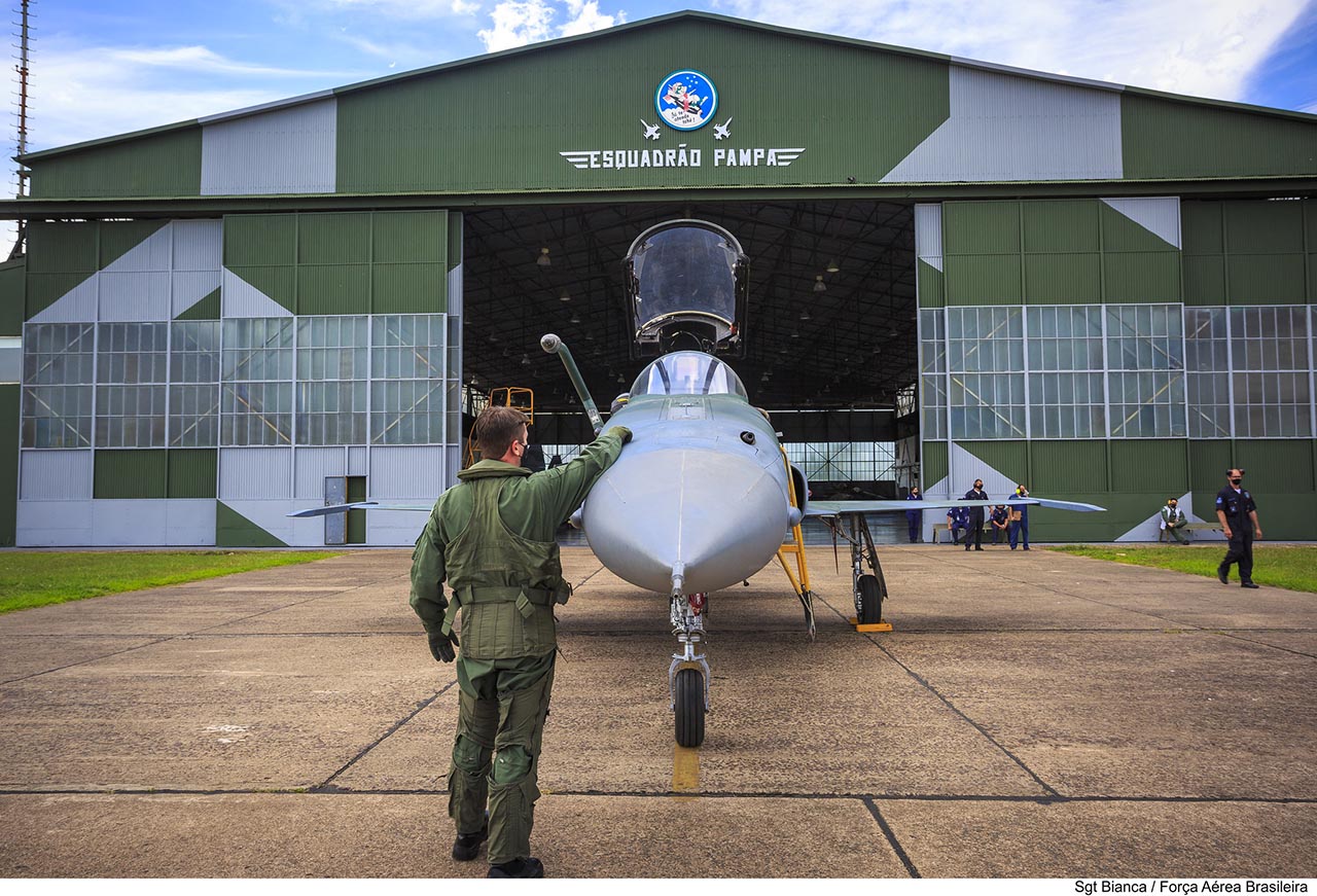FAB inicia treinamento para missões aéreas de “pacote” e defesa antiaérea
