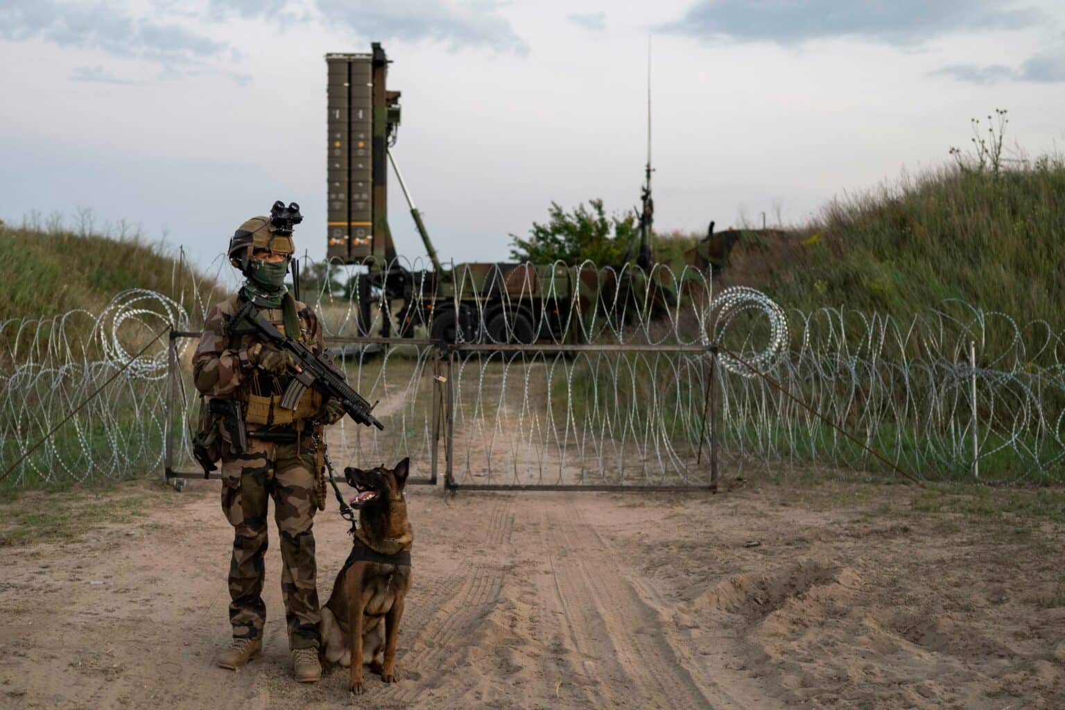 Militar da França protege bateria antiaérea na Romênia. Foto: OTAN