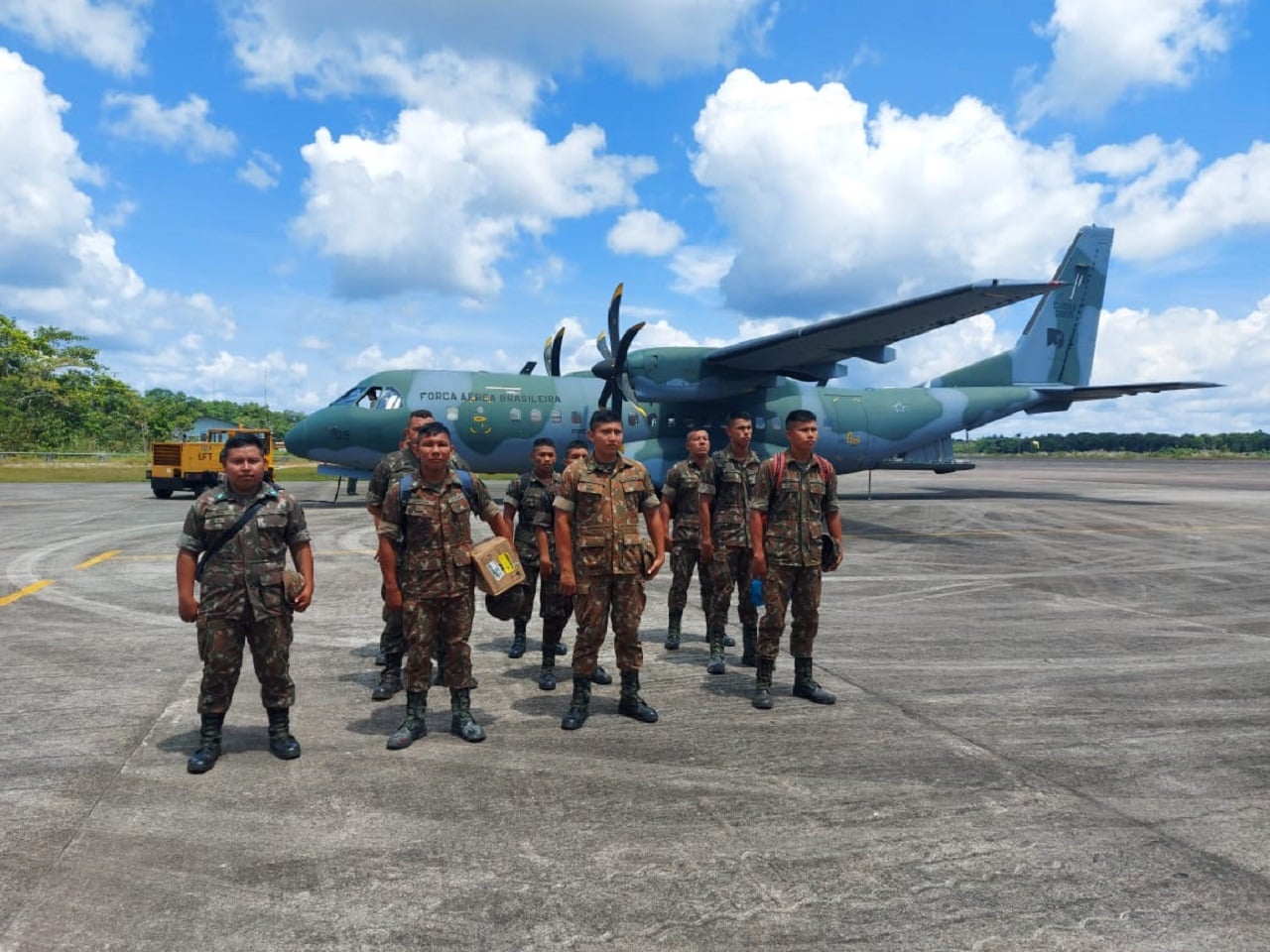 Contingentes do Exército e da Força Aérea atuam na manutenção da pista de pouso. Foto: Exército Brasileiro