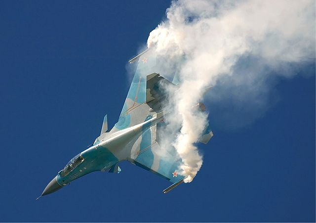 Um Su-30 russo durante um show aéreo. Foto: Sergey Ryabtsev