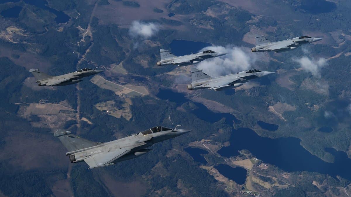 Caças Gripen e Rafale operam juntos em treinamento de forças aéreas aliadas. No mundo comercial, porém, eles são oponentes