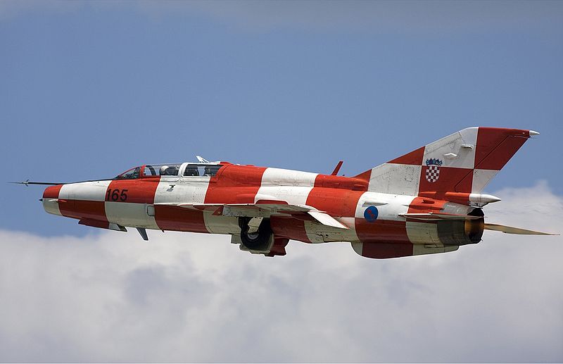 Um MiG-21 da Croácia pintado como a bandeira do país. Foto: Chris Lofting
