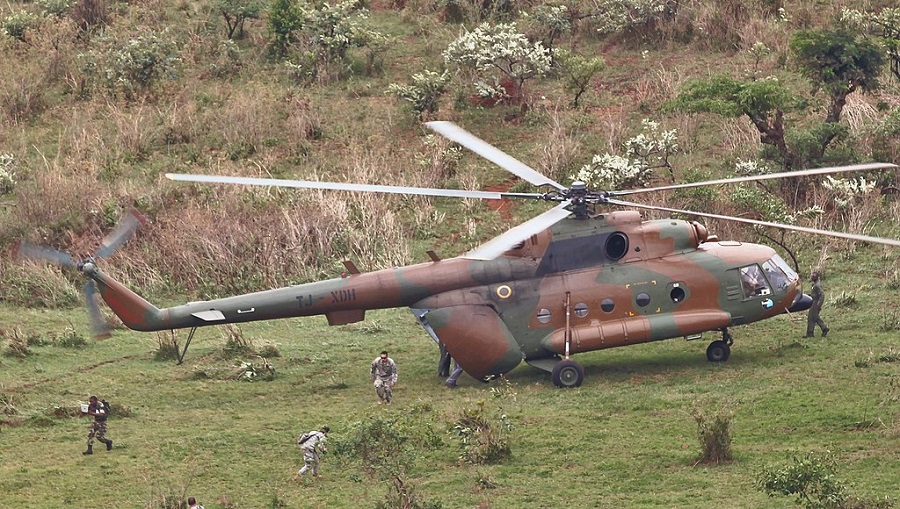 Soldados do US Army em operação com um Mi-17 de Camarões. Foto: Coty Kuhn