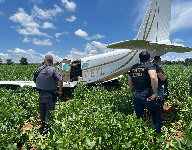 FAB, PF e polícias de SP fazem apreensão de drogas em aeronave interceptada
